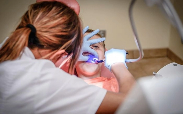 ¿Cuándo acudir al dentista si tienes síntomas de caries?