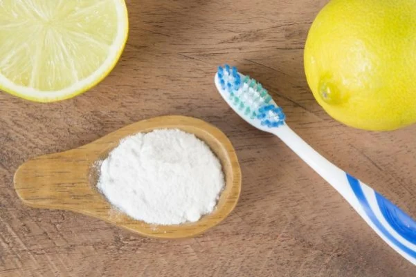 ¿Por qué los dientes se vuelven amarillos o pierden su color natural?